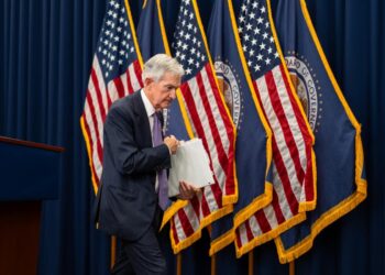 El presidente de la Reserva Federal, Jerome Powell, se retira después de hablar en una conferencia de prensa posterior a la reunión del Comité Federal de Mercado Abierto (FOMC) en Washington el 29 de octubre de 2025. (Madalina Kilroy/La Gran Época)