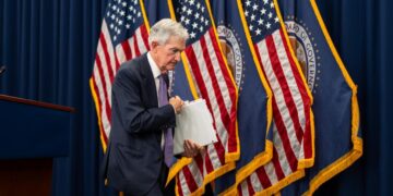 El presidente de la Reserva Federal, Jerome Powell, se retira después de hablar en una conferencia de prensa posterior a la reunión del Comité Federal de Mercado Abierto (FOMC) en Washington el 29 de octubre de 2025. (Madalina Kilroy/La Gran Época)