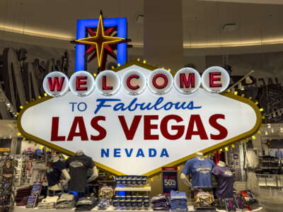 Se ve una tienda Bienvenido a Las Vegas en Caesars Forum Shops el 29 de mayo de 2025 en Las Vegas, Nevada.