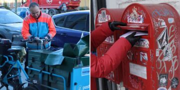 Un collage de imágenes que contiene 2 imágenes. La imagen 1 muestra NINTCHDBPICT001048677180. La imagen 2 muestra a una mujer con guantes negros y abrigo rojo poniendo una carta en un buzón rojo de PostDanmark cubierto de graffiti.