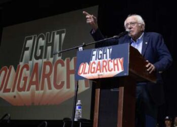 El senador Bernie Sanders (I-Vermont) habla durante una parada de su gira Fighting Oligarchy Tour en el Foro de la UIC el 24 de agosto de 2025 en Chicago, Illinois.