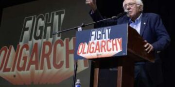 El senador Bernie Sanders (I-Vermont) habla durante una parada de su gira Fighting Oligarchy Tour en el Foro de la UIC el 24 de agosto de 2025 en Chicago, Illinois.