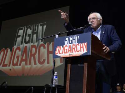 El senador Bernie Sanders (I-Vermont) habla durante una parada de su gira Fighting Oligarchy Tour en el Foro de la UIC el 24 de agosto de 2025 en Chicago, Illinois.