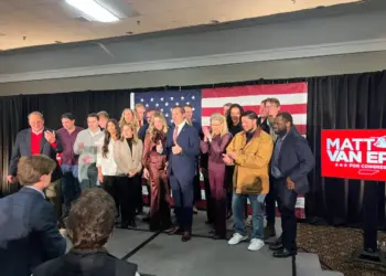 El congresista electo Matt Van Epps (republicano por Tennessee) levantó dos pulgares mientras sonreía para tomarse una foto con su equipo después de anunciar la victoria electoral el 2 de diciembre de 2025. (Jacki Thrapp/La Gran Época)