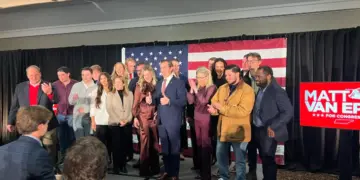 El congresista electo Matt Van Epps (republicano por Tennessee) levantó dos pulgares mientras sonreía para tomarse una foto con su equipo después de anunciar la victoria electoral el 2 de diciembre de 2025. (Jacki Thrapp/La Gran Época)