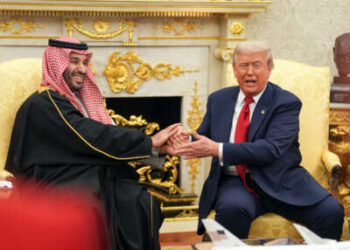 El presidente Donald Trump recibe al príncipe heredero saudita Mohammed bin Salman el 18 de noviembre de 2025 en la Oficina Oval de la Casa Blanca en Washington, DC.