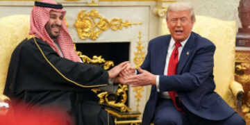 El presidente Donald Trump recibe al príncipe heredero saudita Mohammed bin Salman el 18 de noviembre de 2025 en la Oficina Oval de la Casa Blanca en Washington, DC.