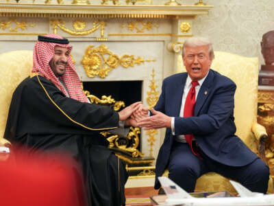 El presidente Donald Trump recibe al príncipe heredero saudita Mohammed bin Salman el 18 de noviembre de 2025 en la Oficina Oval de la Casa Blanca en Washington, DC.