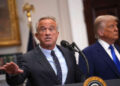 El secretario de Salud y Servicios Humanos de EE. UU., Robert F. Kennedy Jr., habla junto al presidente Donald Trump durante una conferencia de prensa en la Sala Roosevelt de la Casa Blanca el 12 de mayo de 2025, en Washington, DC.