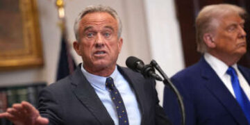 El secretario de Salud y Servicios Humanos de EE. UU., Robert F. Kennedy Jr., habla junto al presidente Donald Trump durante una conferencia de prensa en la Sala Roosevelt de la Casa Blanca el 12 de mayo de 2025, en Washington, DC.