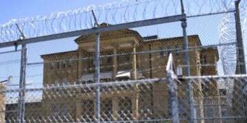 En prisión, tener tarjetas escritas a mano es un placer poco común. Illinois se lo está quitando.