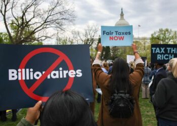Encuesta: Los votantes dicen que los multimillonarios pagan muy pocos impuestos y respaldan las medidas contra la desigualdad