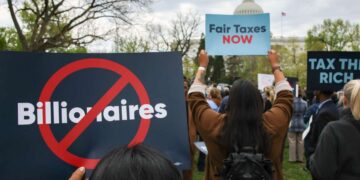 Encuesta: Los votantes dicen que los multimillonarios pagan muy pocos impuestos y respaldan las medidas contra la desigualdad