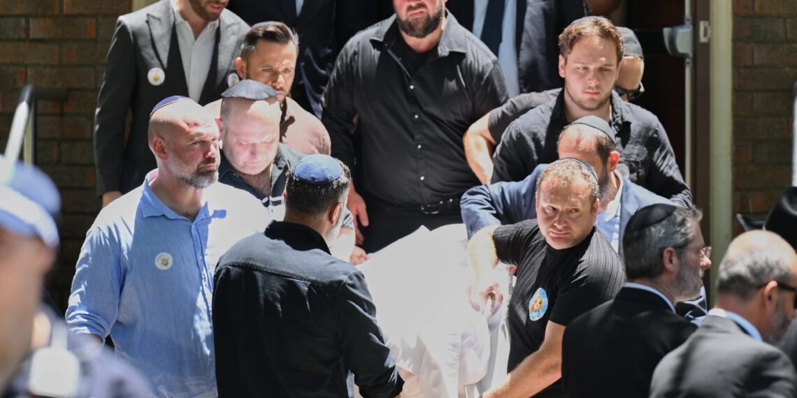 Escena desgarradora en la que Matilda, la víctima más joven de Bondi, de 10 años, descansa mientras cientos rinden homenaje a la 'dulce niña'