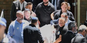 Escena desgarradora en la que Matilda, la víctima más joven de Bondi, de 10 años, descansa mientras cientos rinden homenaje a la 'dulce niña'