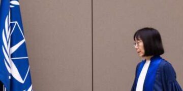 El presidente y juez de la Corte Penal Internacional (CPI), Tomoko Akane, llega antes del anuncio del veredicto de la CPI el 20 de noviembre de 2024 al tribunal de la CPI en La Haya.