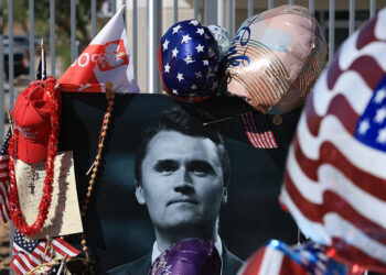 Estudiante demanda al distrito escolar de Carolina del Norte después de que se censurara el tributo a Charlie Kirk