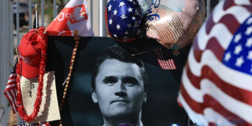 Estudiante demanda al distrito escolar de Carolina del Norte después de que se censurara el tributo a Charlie Kirk