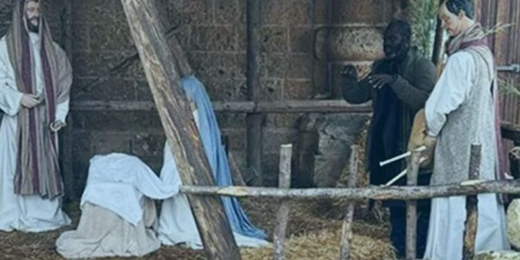 Un collage de imágenes que contiene 1 imagen. La imagen 1 muestra el Belén con un ciudadano ghanés en Galatone, Italia.