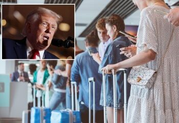 Extraño momento en que Trump es golpeado con la puerta del baño del Air Force One por un personal torpe