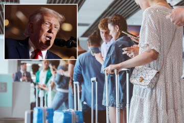 Extraño momento en que Trump es golpeado con la puerta del baño del Air Force One por un personal torpe