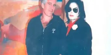 Fotos impactantes muestran 'pie de niño' con Jeffrey Epstein semidesnudo en su casa en Paedo Island en archivos nuevos y explosivos