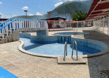 Fui encubierto a la cárcel 'cinco estrellas' de Venezuela, donde el cártel construyó una extensa ciudad prisión con zoológico y casino.