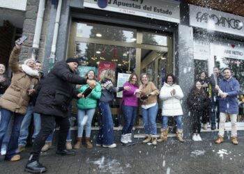 Un collage de imágenes que contiene 1 imágenes. La imagen 1 muestra el sorteo de la Lotería de Navidad española.