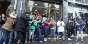 Un collage de imágenes que contiene 1 imágenes. La imagen 1 muestra el sorteo de la Lotería de Navidad española.