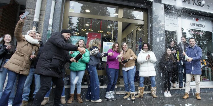 Un collage de imágenes que contiene 1 imágenes. La imagen 1 muestra el sorteo de la Lotería de Navidad española.