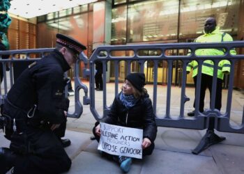 Greta Thunberg arrestada en una protesta en apoyo a los huelguistas de hambre de la Acción Palestina