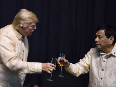 El entonces presidente filipino Rodrigo Duterte brinda con el presidente estadounidense Donald Trump durante una cena de gala especial de celebración para la Asociación de Naciones del Sudeste Asiático en Manila el 12 de noviembre de 2017.