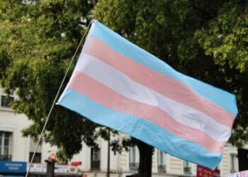 Grupo ofrece orientación para ayudar a seguir recibiendo atención después de la nueva regla anti-trans de Trump