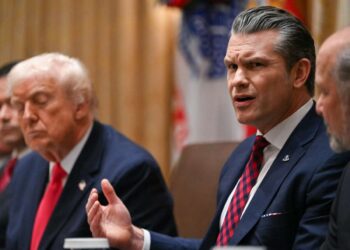 Hegseth dice que no “se quedó” en el segundo ataque, pero aún así lo defiende
