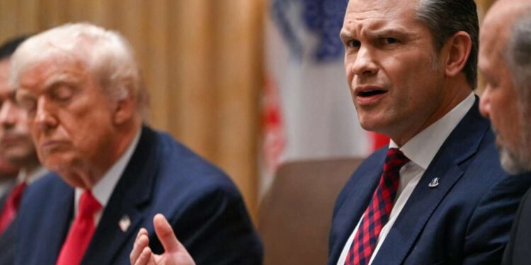 Hegseth dice que no “se quedó” en el segundo ataque, pero aún así lo defiende