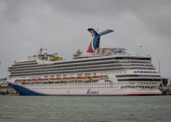 El crucero Carnival Sunrise atracó en PortMiami.