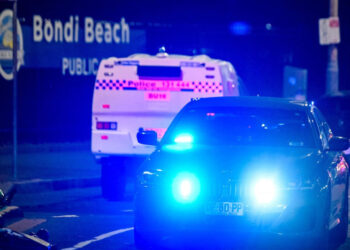 Héroe del tiroteo masivo en Sydney se acerca al pistolero por detrás y lo desarma