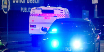 Héroe del tiroteo masivo en Sydney se acerca al pistolero por detrás y lo desarma