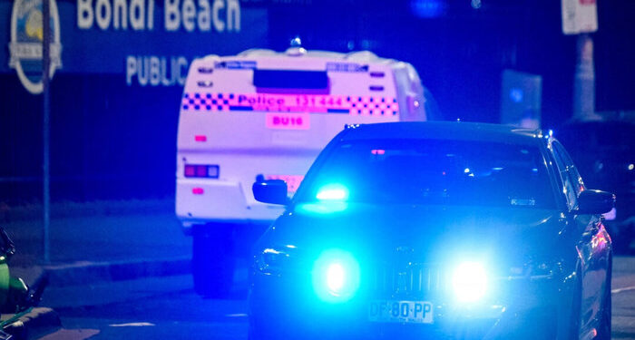 Héroe del tiroteo masivo en Sydney se acerca al pistolero por detrás y lo desarma