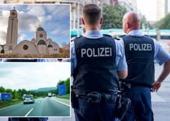 Un collage de imágenes que contiene 3 imágenes. La imagen 1 muestra a tres agentes de policía alemanes con "Polizei" escrito en la espalda, de espaldas a la cámara en un entorno urbano. La imagen 2 muestra NINTCHDBPICT001042468774. La imagen 3 muestra conduciendo por la autopista A45 Sauerlandlinie.