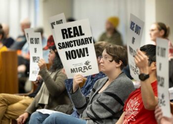 Miembros de la comunidad se reúnen para una audiencia pública mientras el Concejo Municipal de Minneapolis considera fortalecer la ordenanza de separación de la ciudad que prohíbe la cooperación con ICE en Minneapolis, Minnesota, el 9 de diciembre de 2025. (Jenn Ackerman para The Epoch Times)