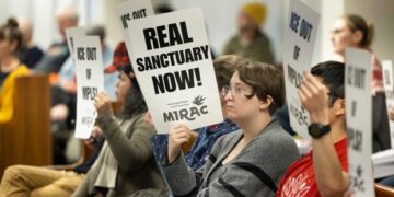 Miembros de la comunidad se reúnen para una audiencia pública mientras el Concejo Municipal de Minneapolis considera fortalecer la ordenanza de separación de la ciudad que prohíbe la cooperación con ICE en Minneapolis, Minnesota, el 9 de diciembre de 2025. (Jenn Ackerman para The Epoch Times)