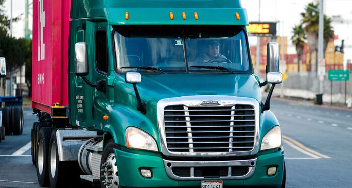 ICE arresta a 101 camioneros extranjeros ilegales en California