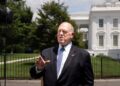 El zar fronterizo Tom Homan habla con los periodistas en la Casa Blanca el 30 de junio de 2025. (Madalina Kilroy/The Epoch Times)