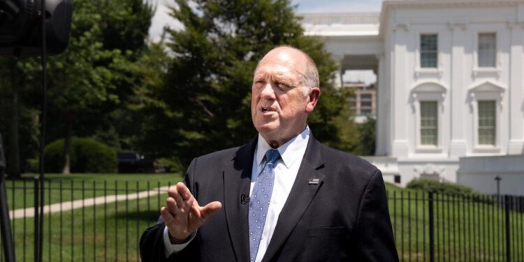 El zar fronterizo Tom Homan habla con los periodistas en la Casa Blanca el 30 de junio de 2025. (Madalina Kilroy/The Epoch Times)