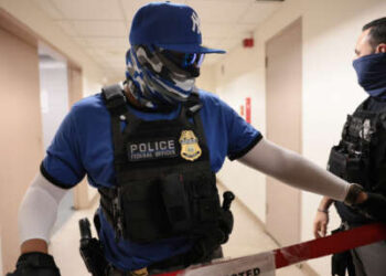 Agentes federales patrullan los pasillos del tribunal de inmigración en el edificio federal Jacob K. Javitz en la ciudad de Nueva York.