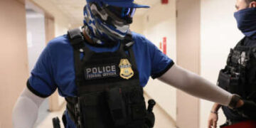 Agentes federales patrullan los pasillos del tribunal de inmigración en el edificio federal Jacob K. Javitz en la ciudad de Nueva York.