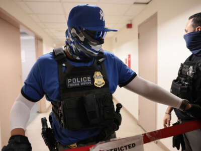 Agentes federales patrullan los pasillos del tribunal de inmigración en el edificio federal Jacob K. Javitz en la ciudad de Nueva York.