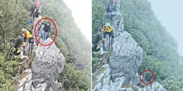 Impactante momento en que una enorme ola golpea a una turista que posa para fotografías en las rocas mientras es arrastrada al mar