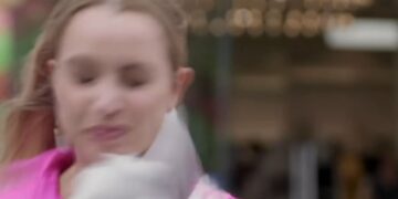 Impactante momento en que una reportera de televisión quedó ensangrentada después de ser atacada por un pájaro mientras gritaba 'santo cielo'